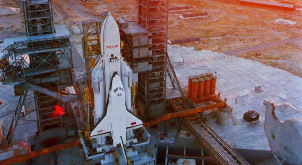 1980年代发射台上的“能源”号运载火箭及“暴风雪”号航天飞机