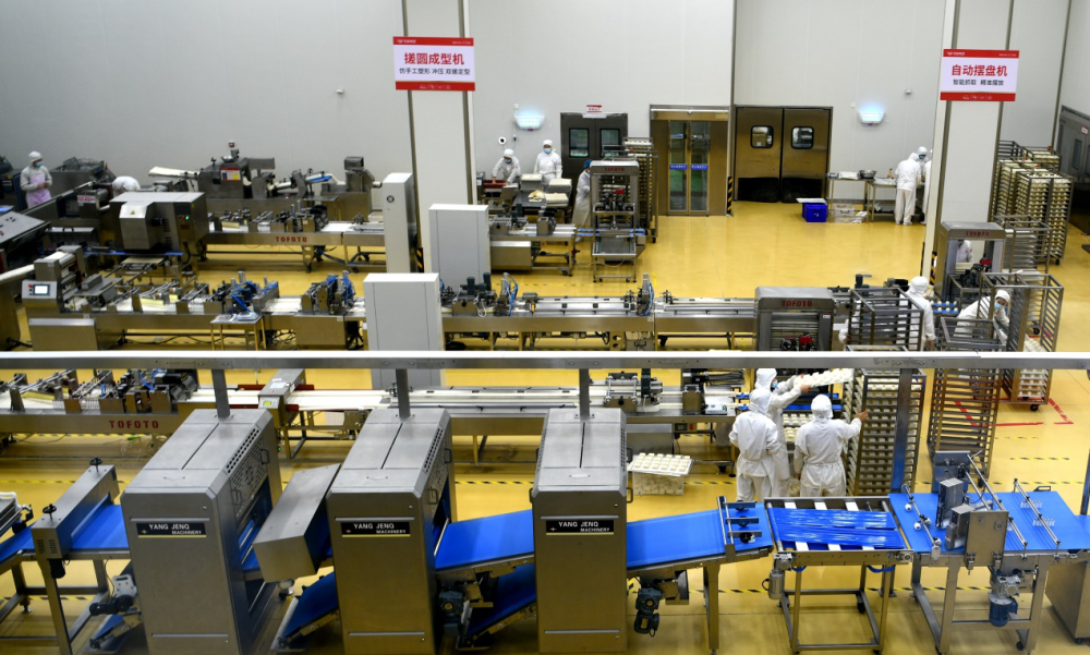 在同福集团股份有限公司馒头生产车间,工人正在加紧生产.李明发 摄