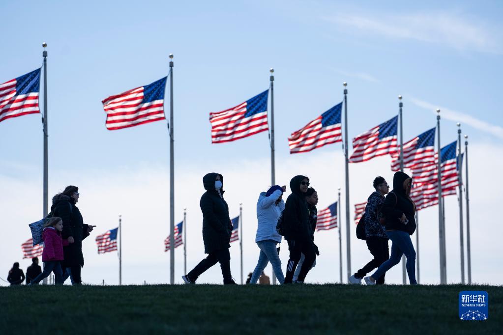 3月29日，行人走在美国首都华盛顿的国家广场。新华社记者 刘杰 摄
