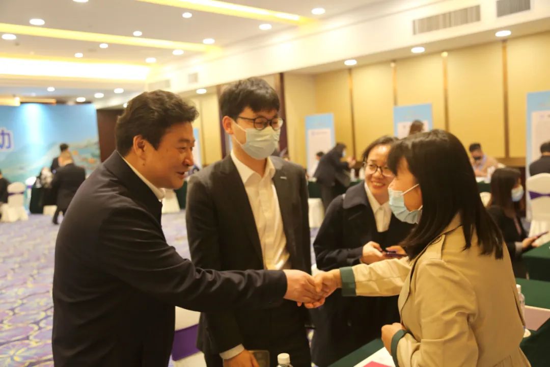 局长向军来到洽谈现场,与高校招就处负责人亲切交流,感谢他们为宜昌