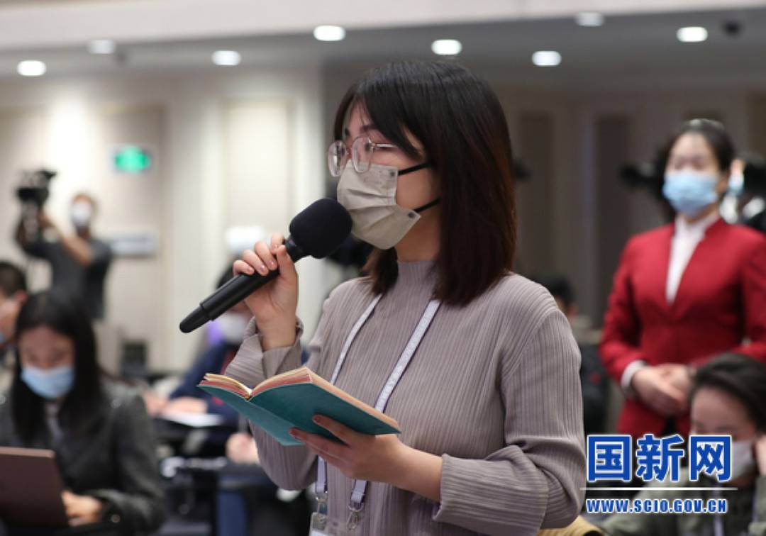 封面新闻记者提问(图片来源:国新网)