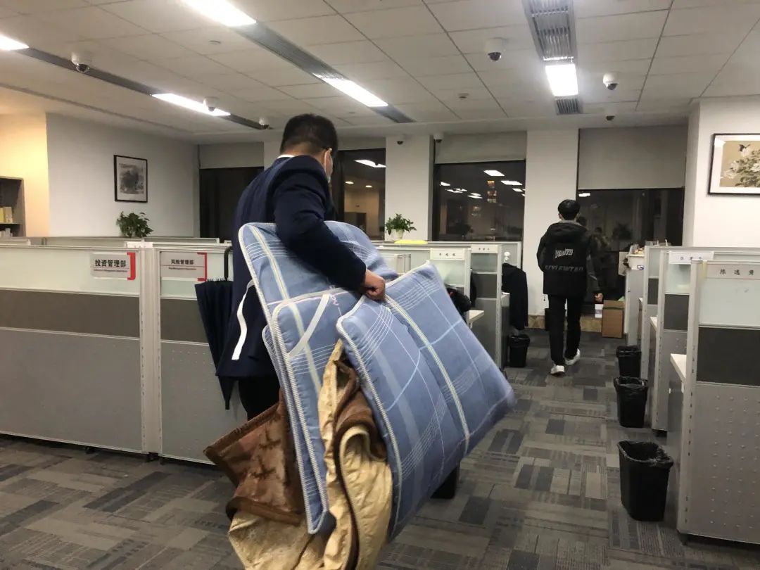 图：办公室人员全力做好后勤服务保障工作