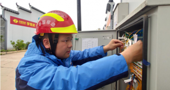 广西移动网络建设技术人员在进行网络线路检查。区弘哲摄