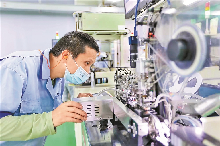 晶峰晶体公司员工正在专注工作.