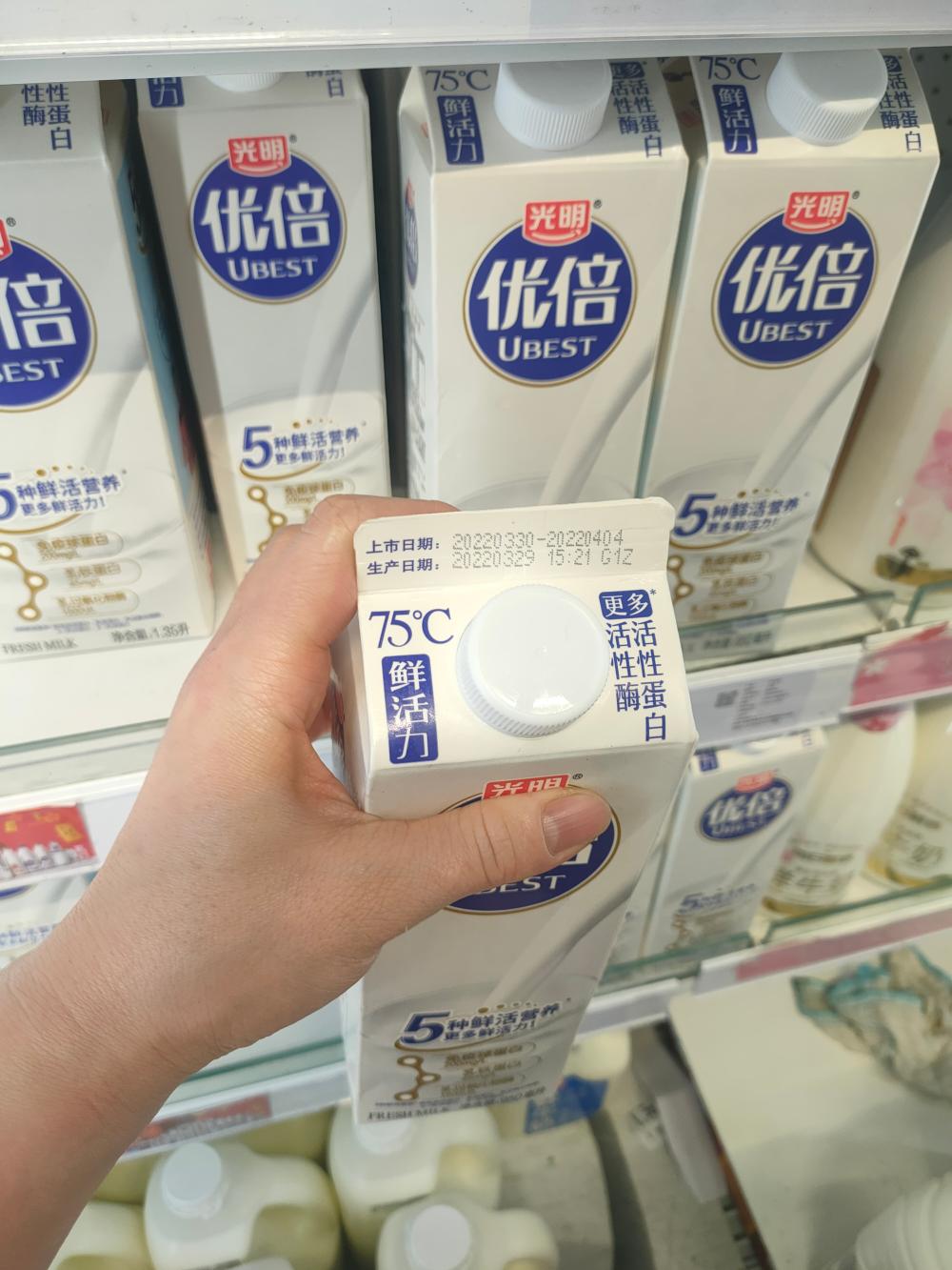 在牛奶棚,光明悠焙等光明乳业线下零售店,牛奶产品