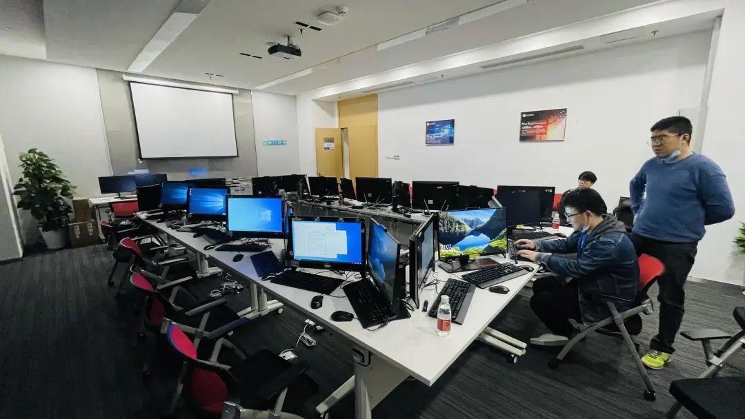 图：疫情期间工作场景