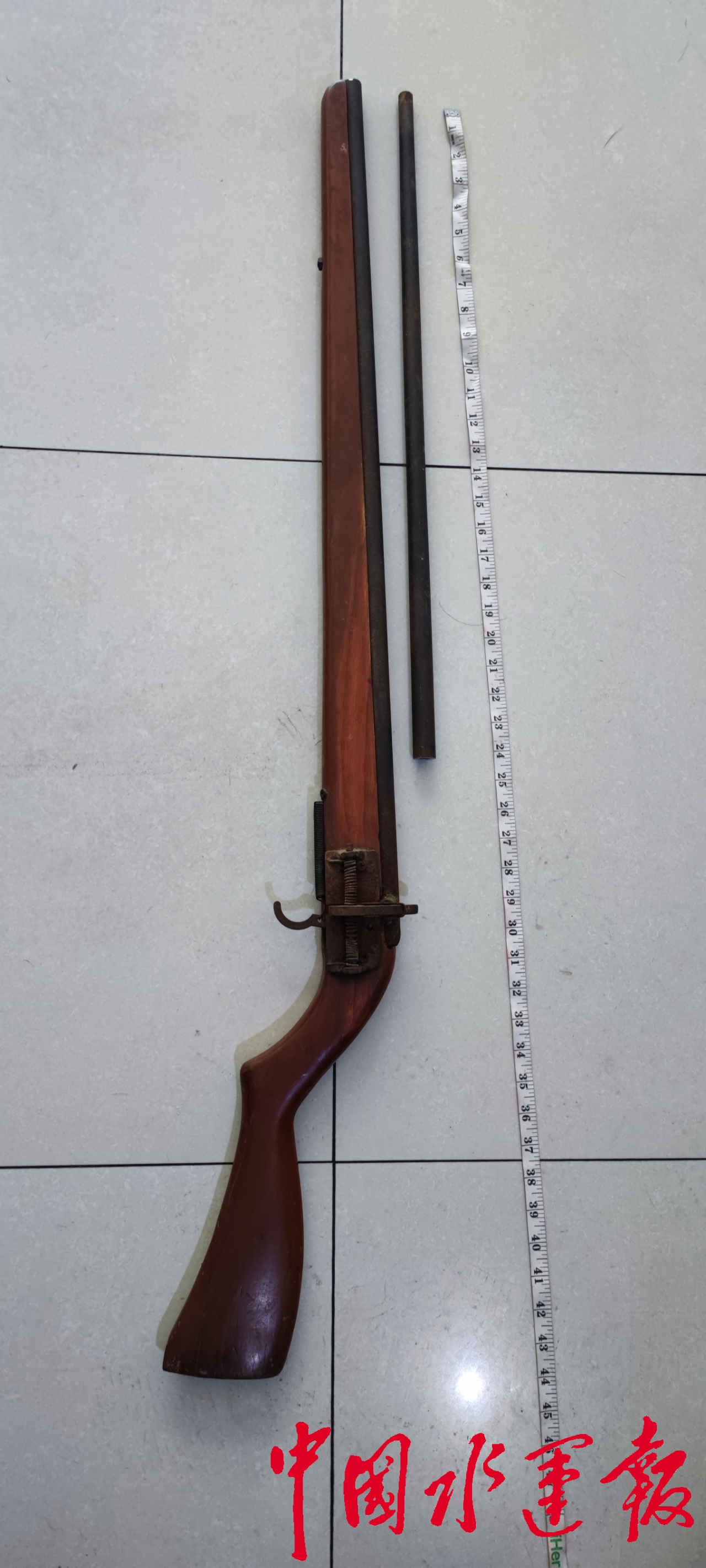 江边惊现土铳民警依法处置