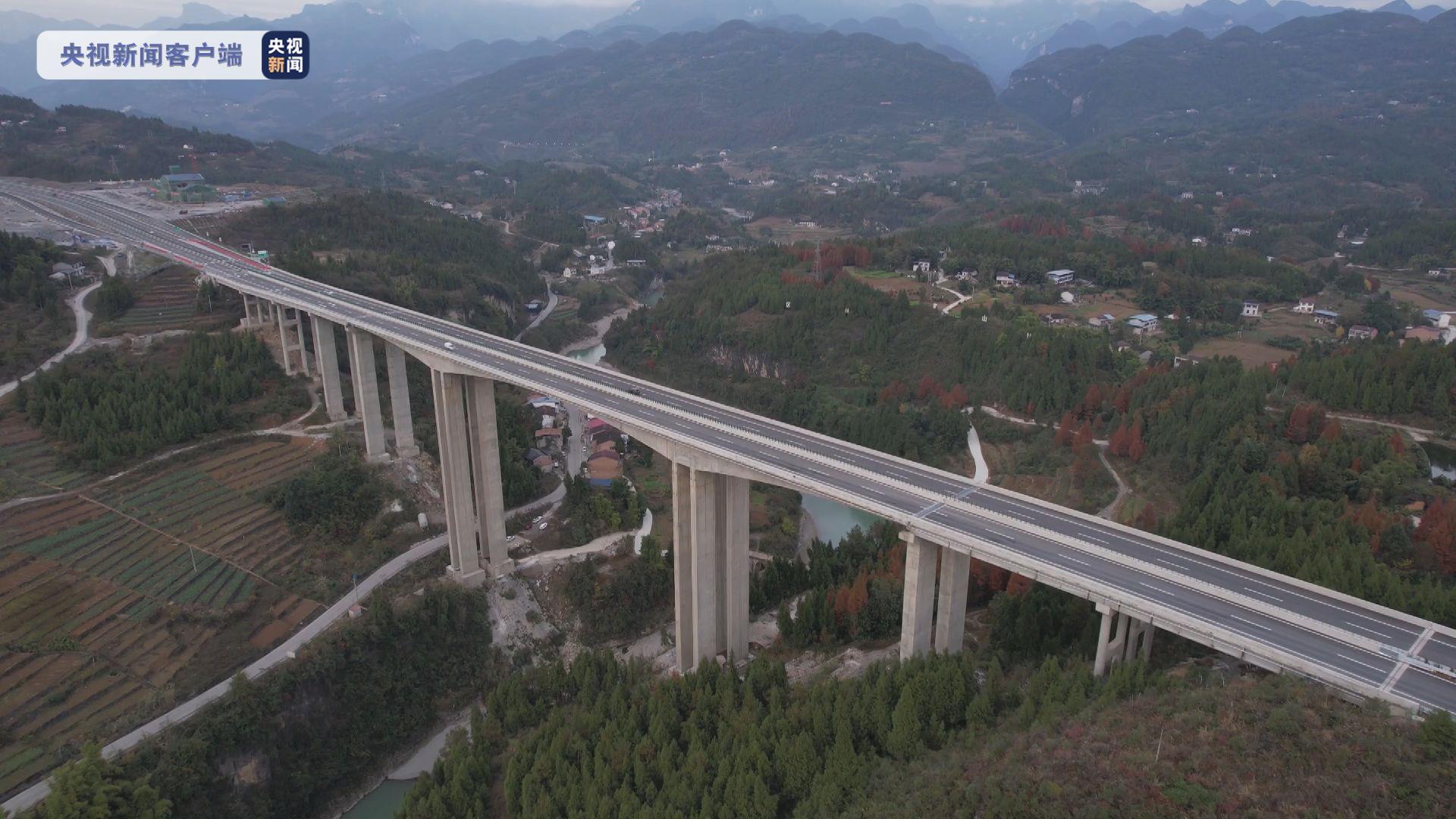 重庆最长高速公路隧道城开特长隧道全线贯通