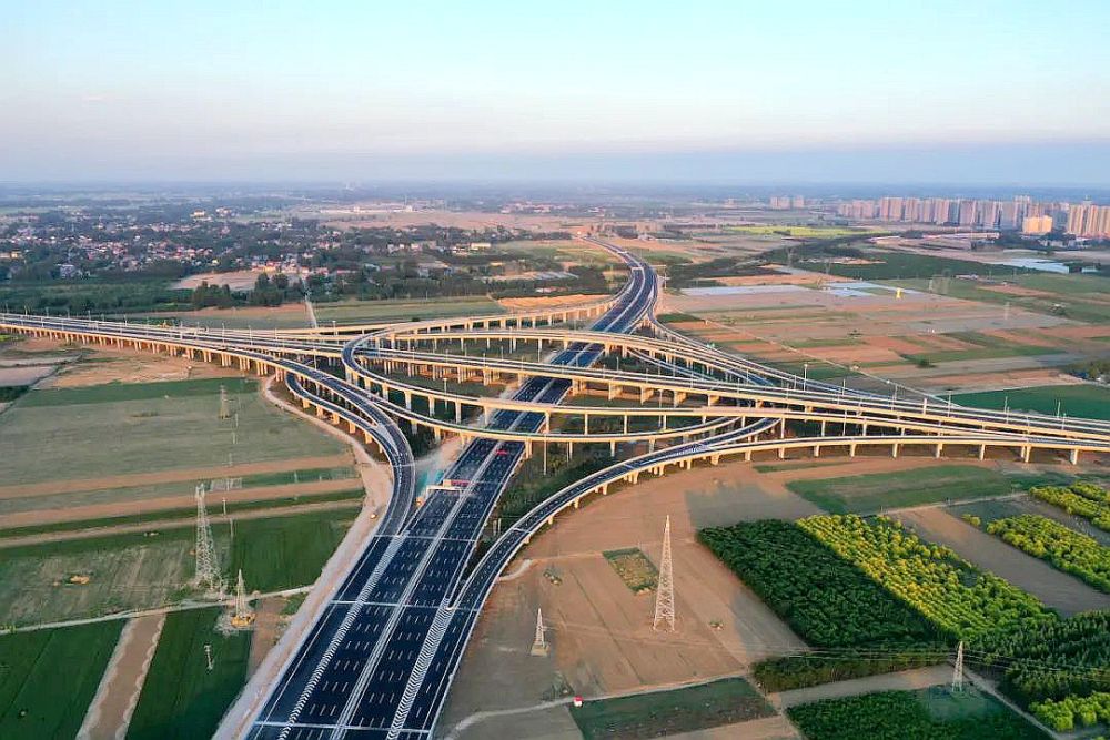 荣乌高速新线与京雄高速泗庄互通。图片来源：河北交通