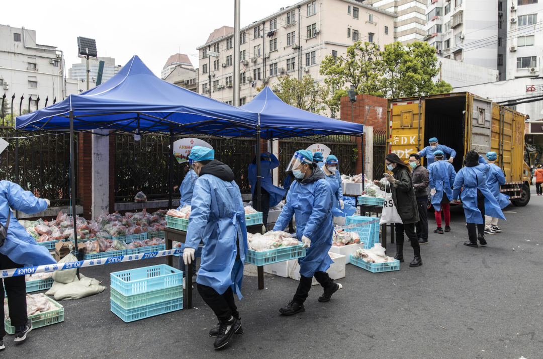 △3月31日，上海市，社区为小区居民配送生活物资。
