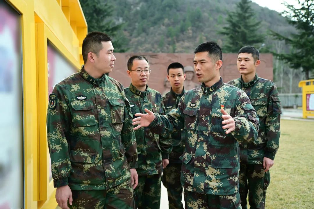 见证荣光火箭军某部举行高级军士晋升军衔仪式