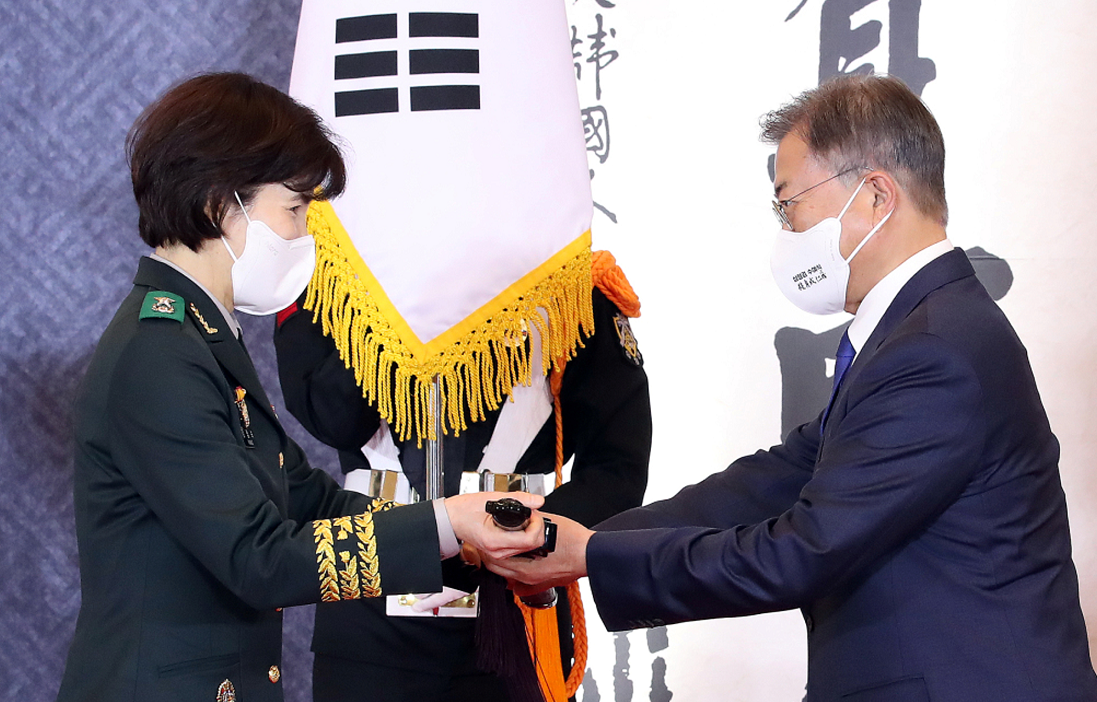 文在寅向韩国准将授予三精剑 口罩上写汉字"杀身成仁"