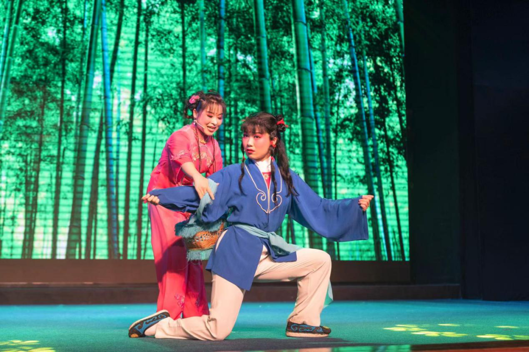 黄梅戏《打猪草》剧照(图片来源:安徽省文化和旅游厅)