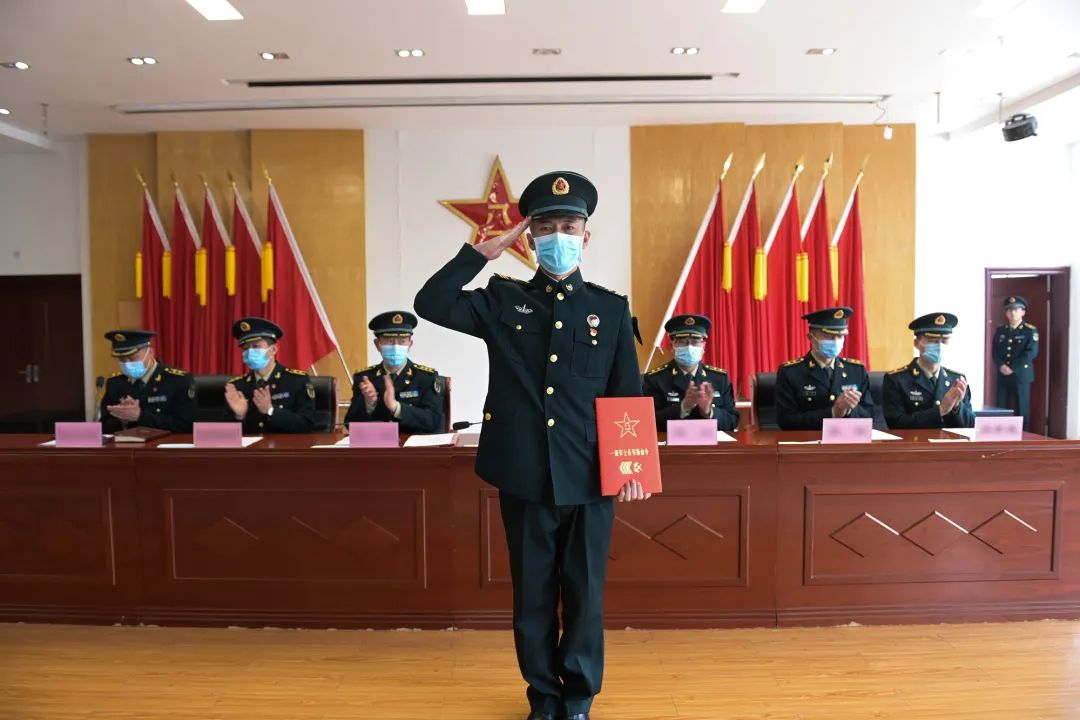 见证荣光火箭军某部举行高级军士晋升军衔仪式