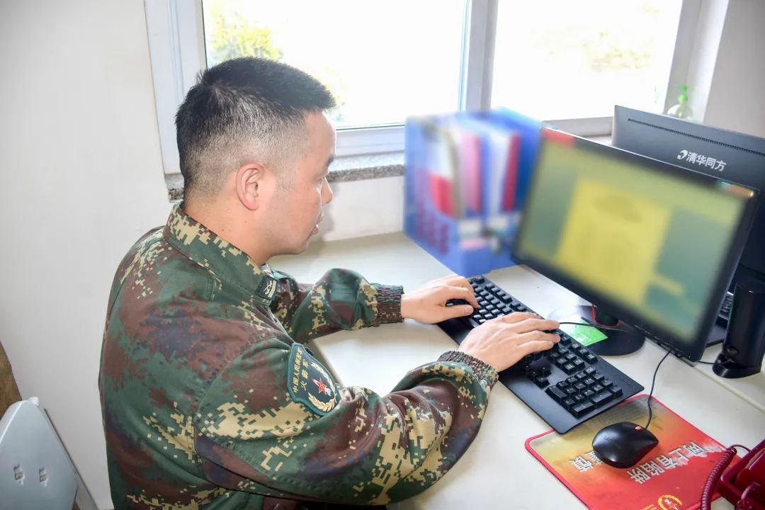 见证荣光火箭军某部举行高级军士晋升军衔仪式