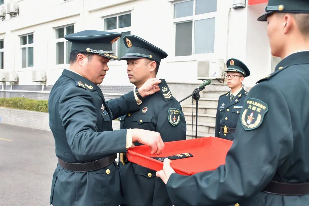 见证荣光火箭军某部举行高级军士晋升军衔仪式