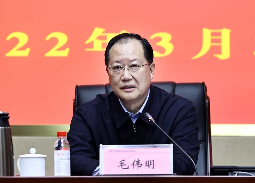 3月31日晚上,省委副书记,省长毛伟明主持召开全省疫情防控工作会议