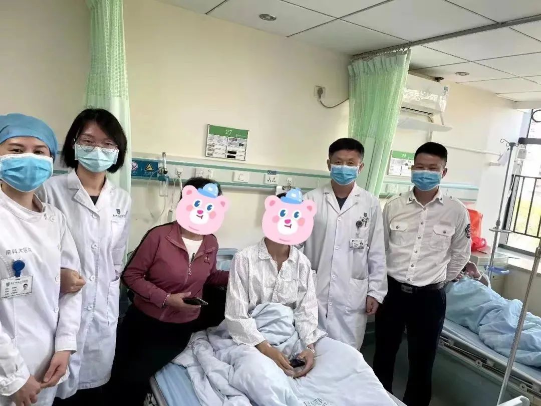 主管医生黄毅和当日出诊的急诊科医生张文强到病房看望吴先生