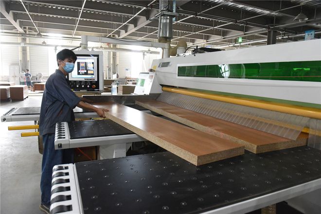 图为北京时代文仪家具(深州)有限公司的工作人员正在生产车间进行产品