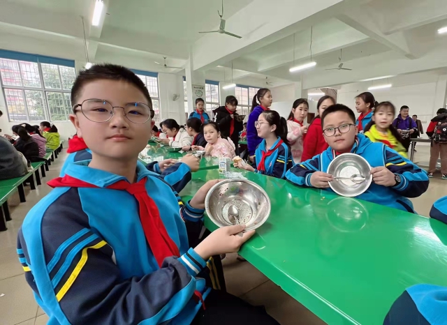 县城学校——融水民族小学学生享受营养午餐. 石祝瑛 摄