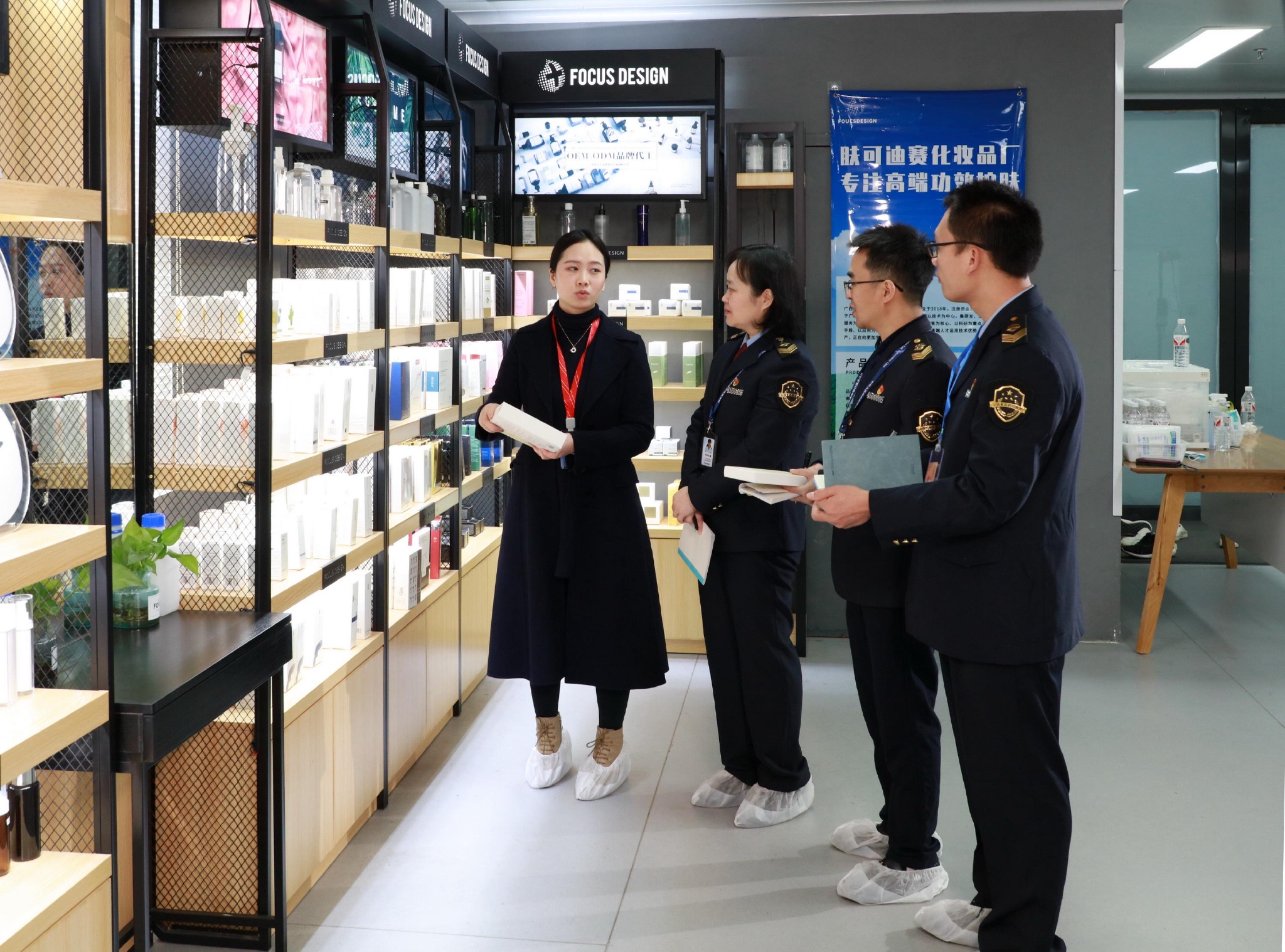 广西药监局化妆品监管人员检查化妆品企业产品质量安全.程奇/摄