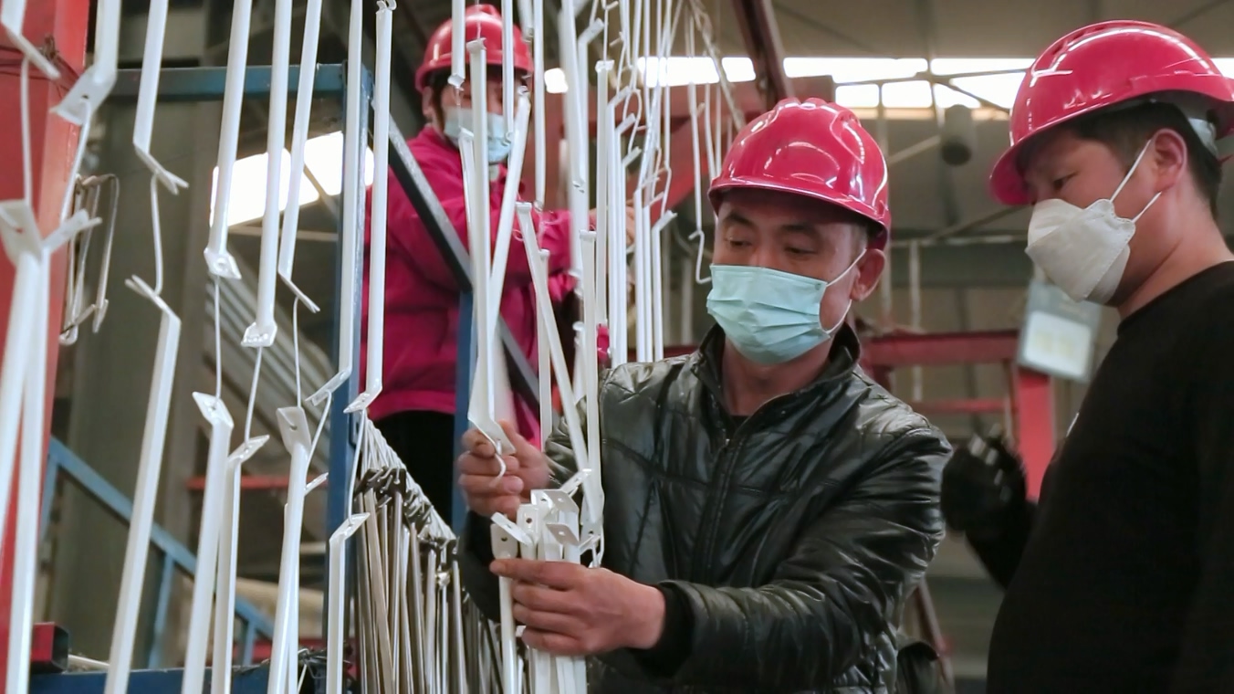 图为安平县河北金标建材科技股份有限公司车间.