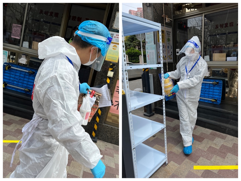 4月1日，靜安區一小區門口，志願者幫忙將居民訂購的外賣訂單送上門