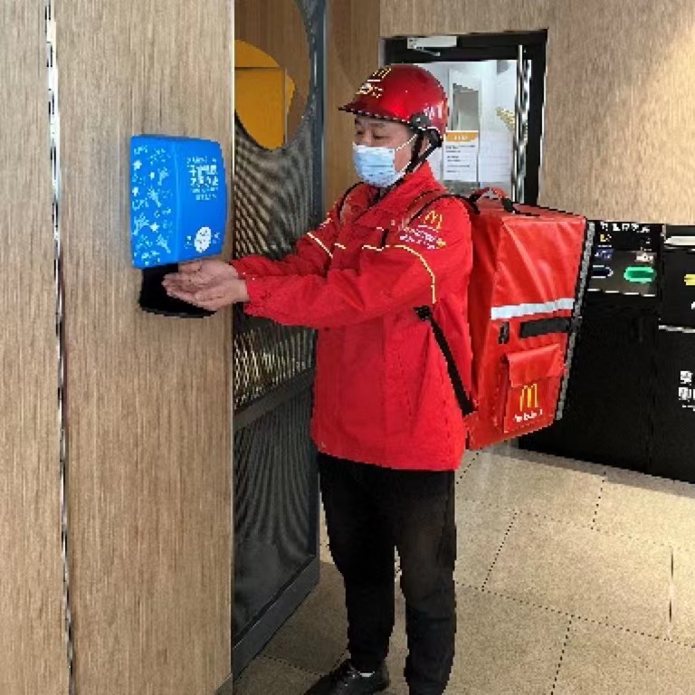 麥當勞配送人員準備出發送餐