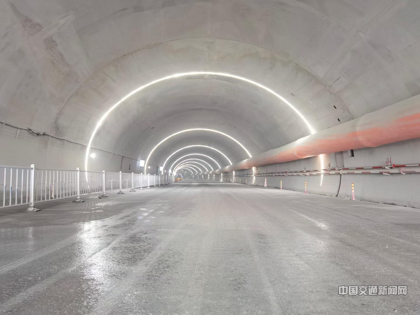 图:隧道出口二衬外观质量较好