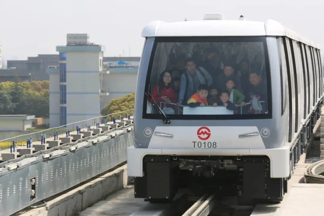 中国第一条4节编组的apm300线——上海浦江线,由上海申通地铁(6.