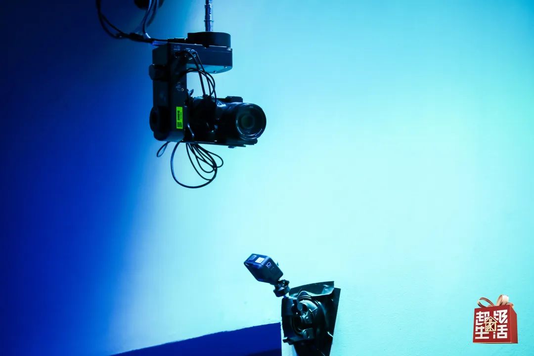 每秒8米蜘蛛摄像机来了看它飞天遁地