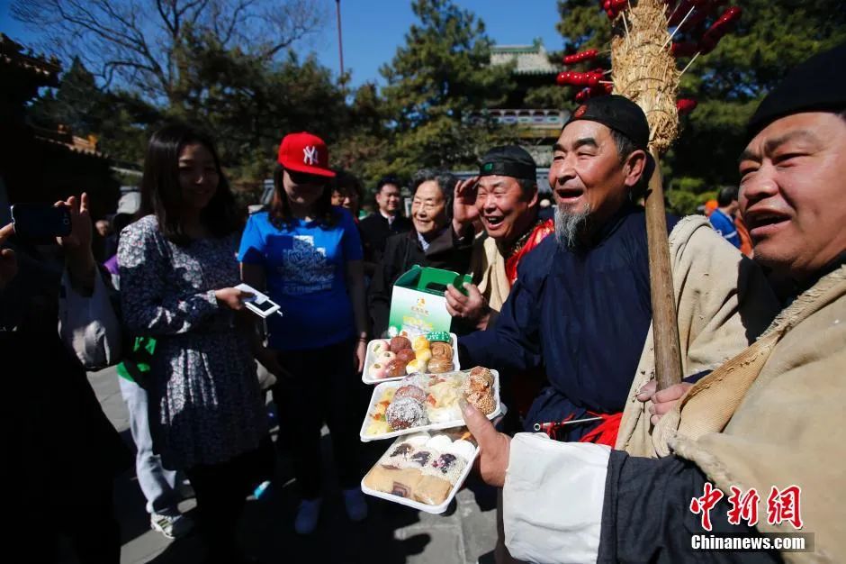 资料图：老北京叫卖艺人吆喝“寒食十三绝”。中新社记者 富田  摄