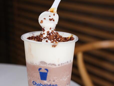 图为茶百道近期推出的新品"焦糖山核桃可可".