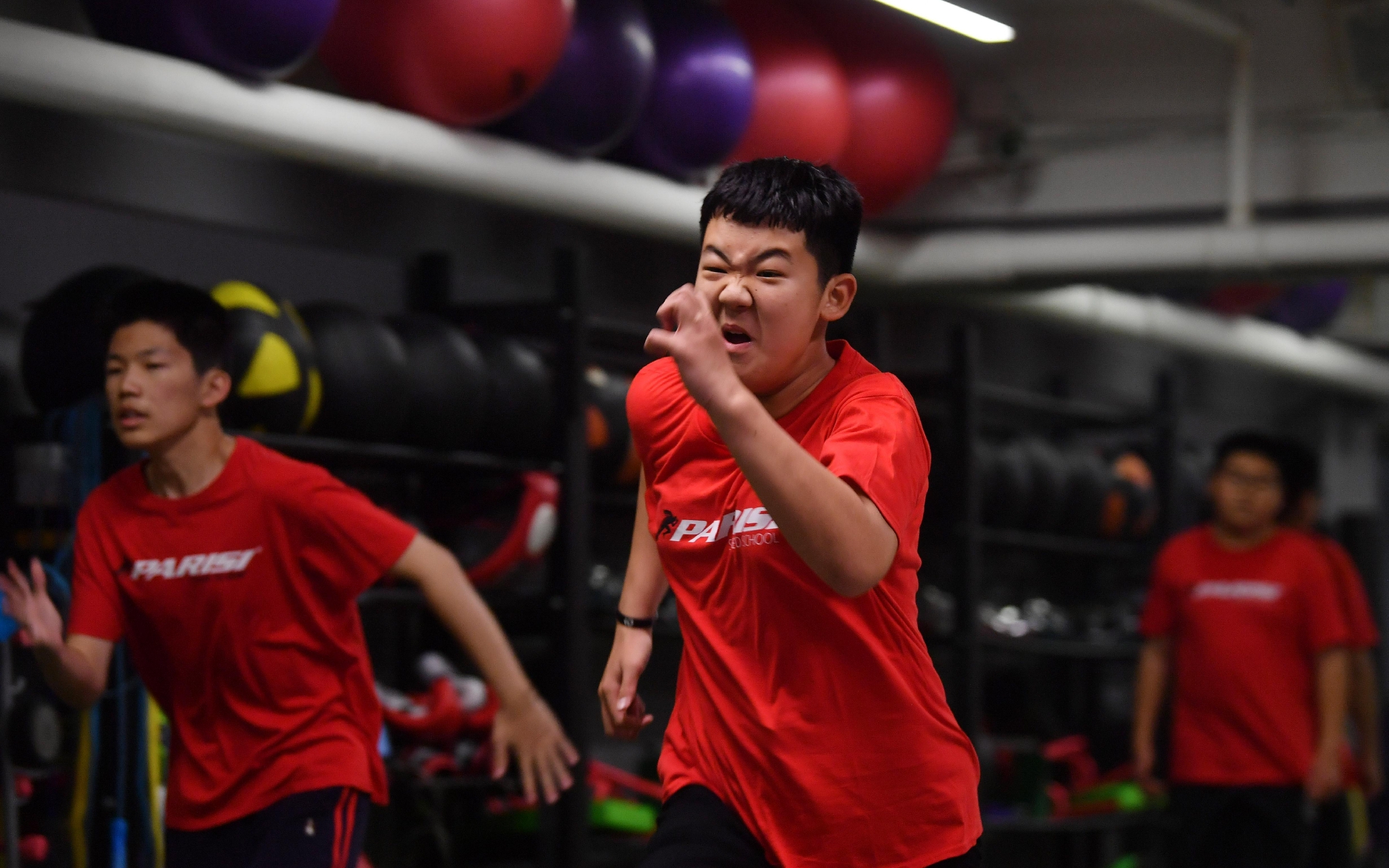 去年12月,某青少年体育训练中心,一名男生练习高抬腿力学技术训练.