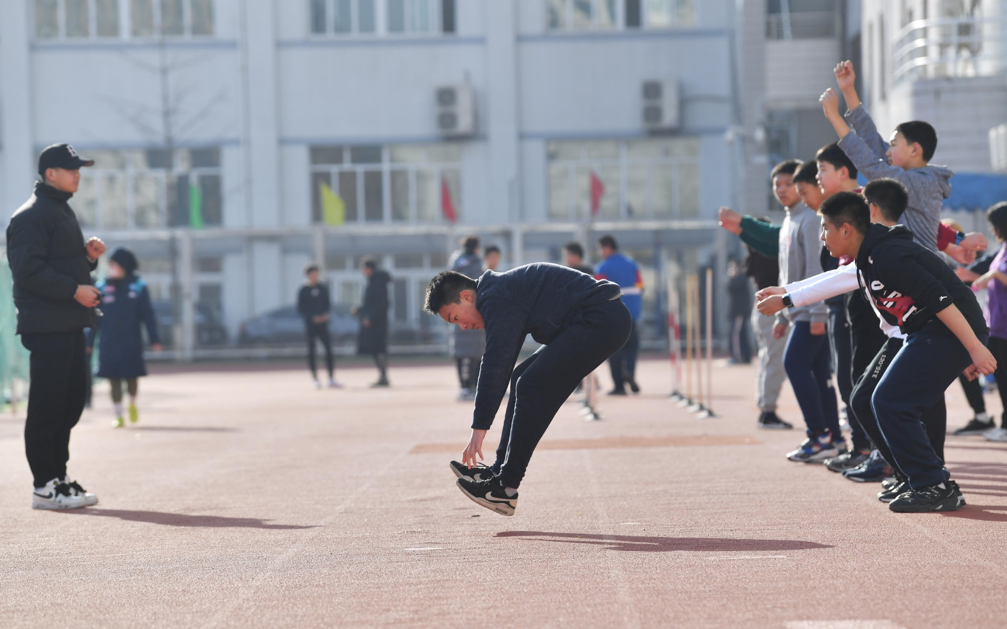 去年12月,某体育中心,参加中考体育培训班的男生在练习立定跳远.