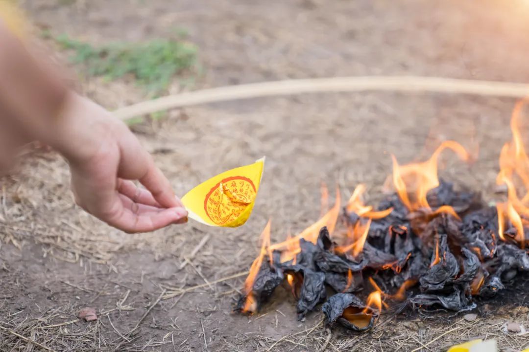 纸扎电饭煲,饮水机,冰箱,空调等"家具"祭品只是"入门"配置,笔记本电脑