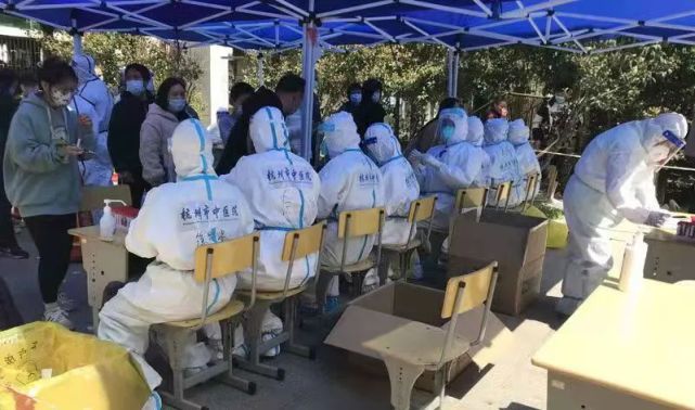 浙江省医疗队在上海社区开展核酸采样。人民网图片