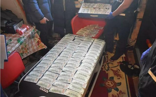 被缴获的现金。图自哈萨克斯坦国家安全委员会官方网站