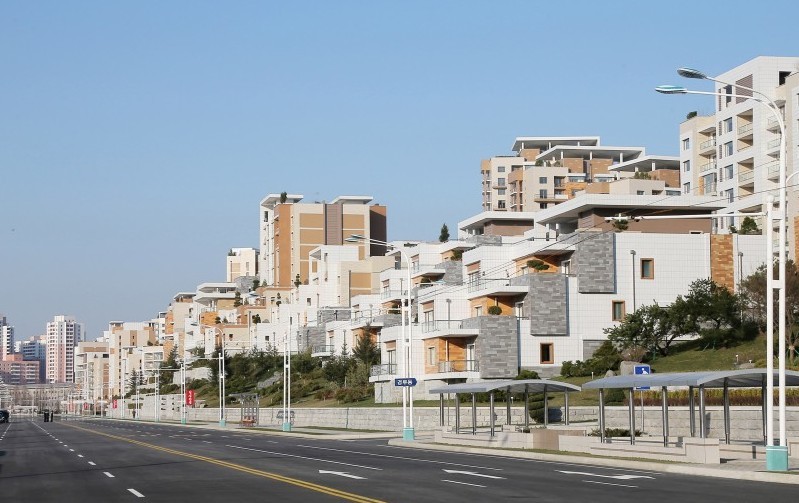 金正恩视察朝鲜平壤市新建住宅区