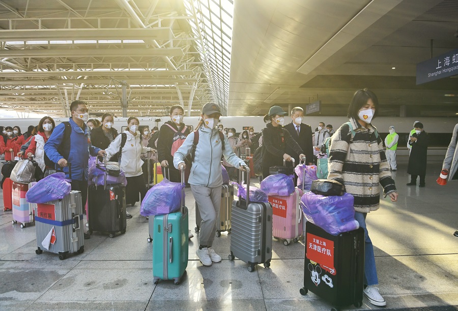 4月3日，天津援护医疗队抵达上海虹桥火车站。曹磊 摄