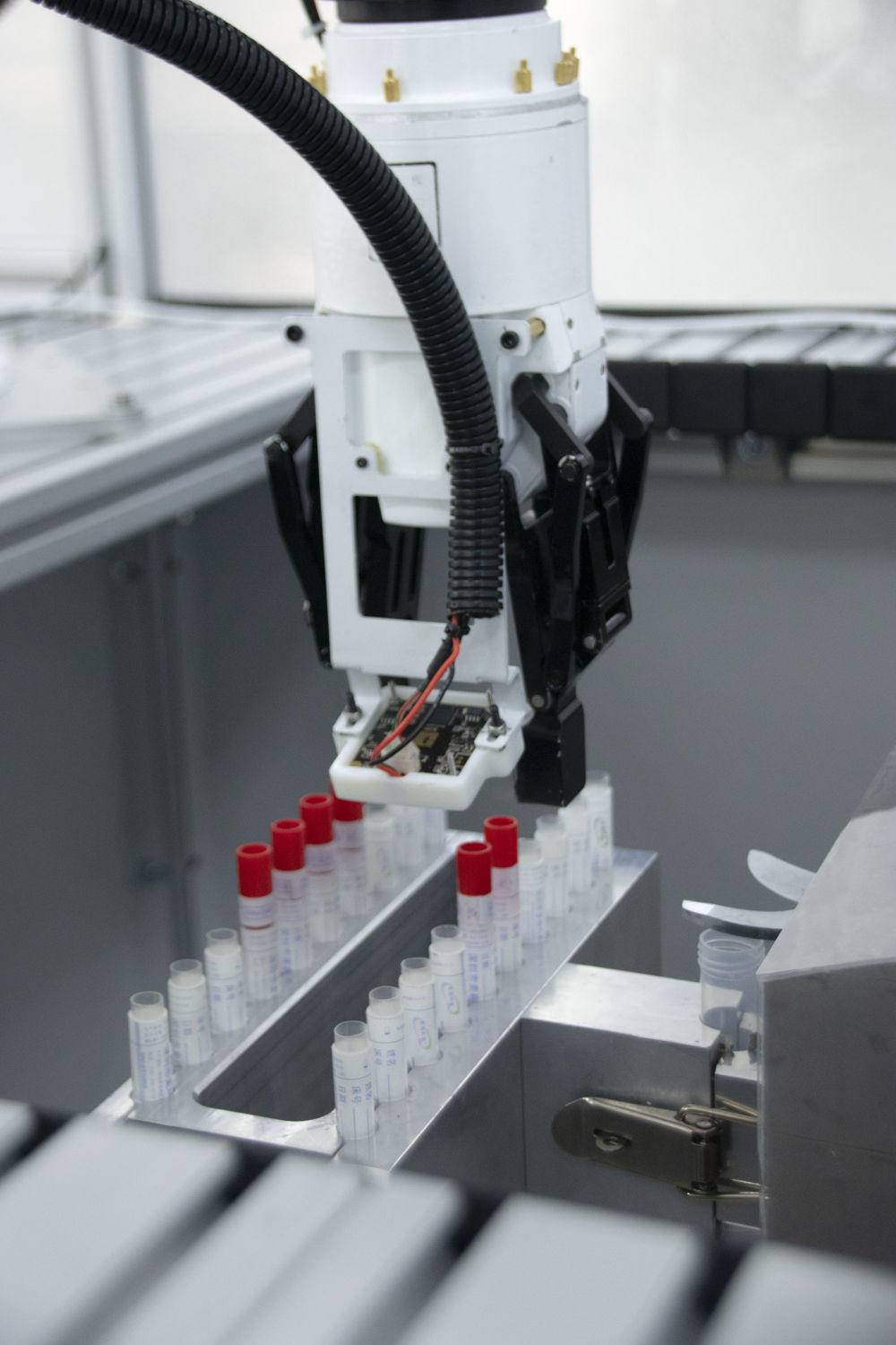 核酸采样35秒完成我国自主研发咽拭子采样机器人助力疫情防控