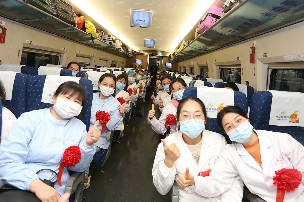 2022年4月3日17时58分,g1394次援沪高铁专列从南昌站出发,满载江西近