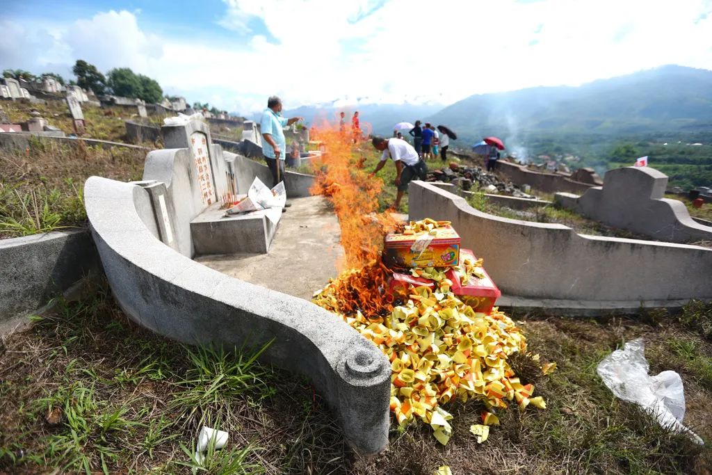 台湾民众清明祭扫(图片来自台媒)