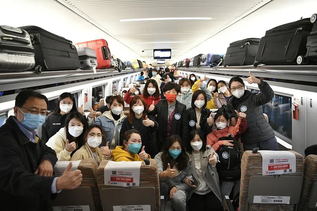 cfp2022年4月3日17时58分,g1394次援沪高铁专列从南昌站出发,满载