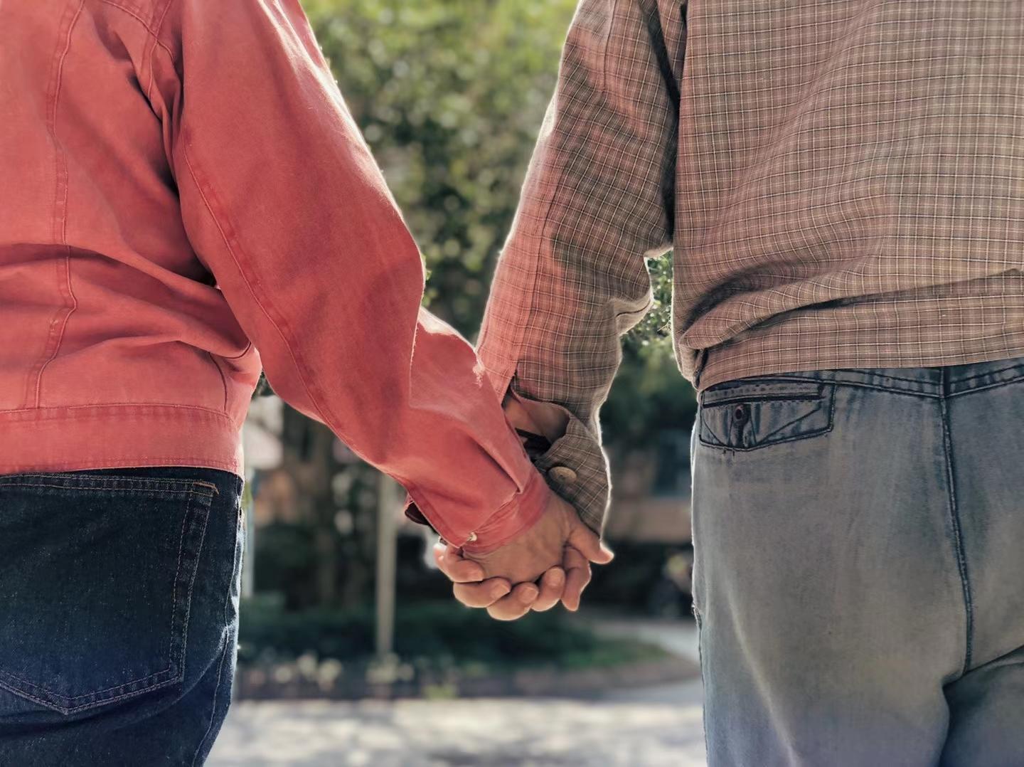 从少年到白头这就是爱情最美的样子十年无微不至照料阿尔兹海默症妻子