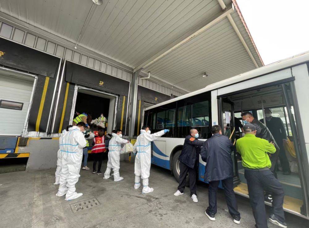 特写当蔬菜坐上公交车上海全力保障2500万市民的餐桌