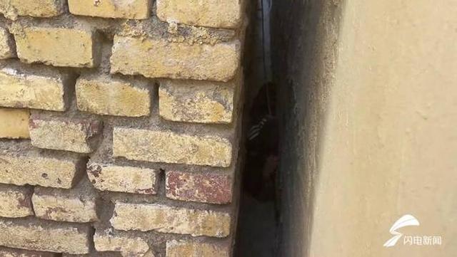 6岁男孩卡进15厘米宽狭窄墙缝,聊城消防"叔叔"徒手拆墙暖心救援