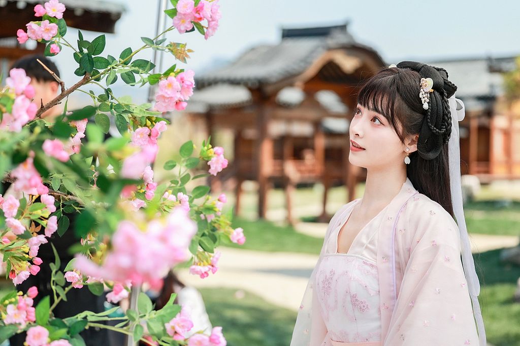 许佳琪汉服造型现身《清明奇妙游》 出演少女李清照古韵悠然__财经