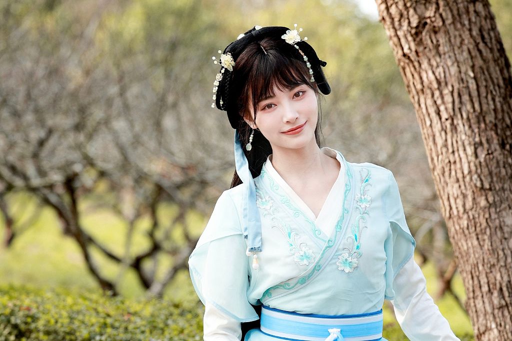 许佳琪古装适配度满分.许佳琪着汉服造型,置于花树之下.