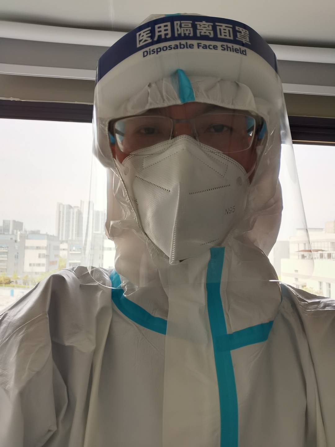 王小龙穿着防护服(受访者供图)